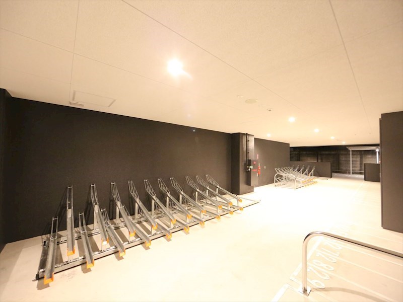 メイクス矢場町 屋根付き駐輪場