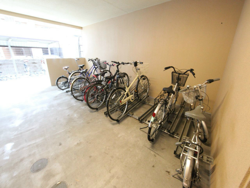 プレサンス泉シティアーク 屋根付き駐輪場