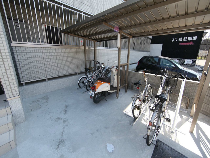Ｌａ　ｍａｉｓｏｎ　ｄｅ　ＢＶ（ラメゾンドビーブイ） 屋根付き駐輪場