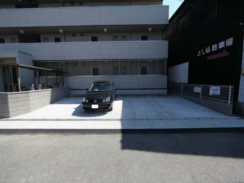 Ｌａ　ｍａｉｓｏｎ　ｄｅ　ＢＶ（ラメゾンドビーブイ） 敷地内平面駐車場