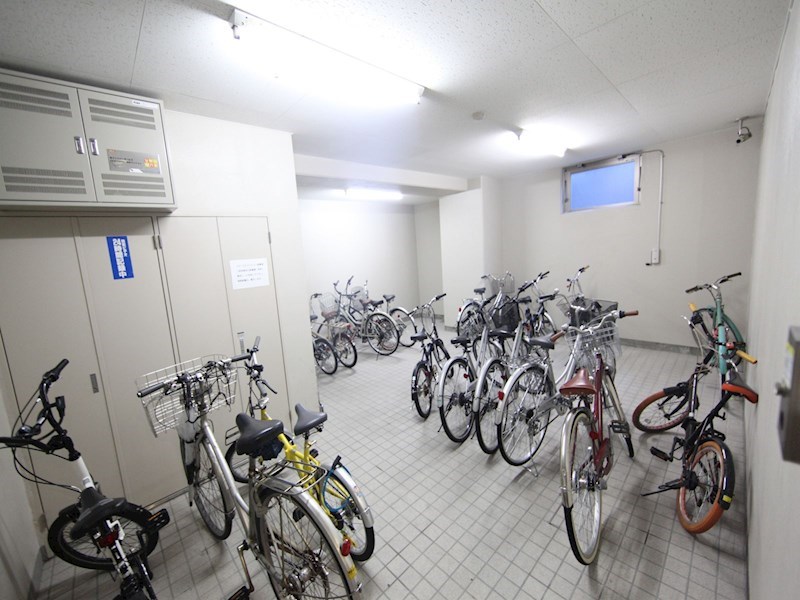 フローラル泉 屋根付き駐輪場