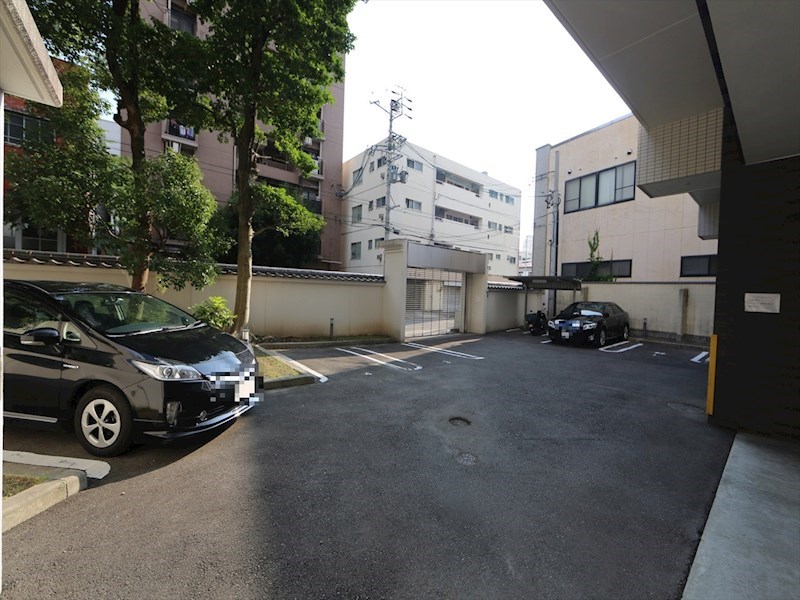 シュライン樹館 敷地内駐車場（入口にシャッター有り）