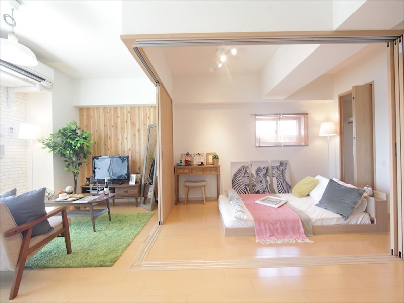 Ｌａ　ｖｉｔａ　ＩＺＵＭＩ（ラヴィータ泉） ＬＤＫ13.6帖　洋室5.7帖　つなげても仕切っても使えます