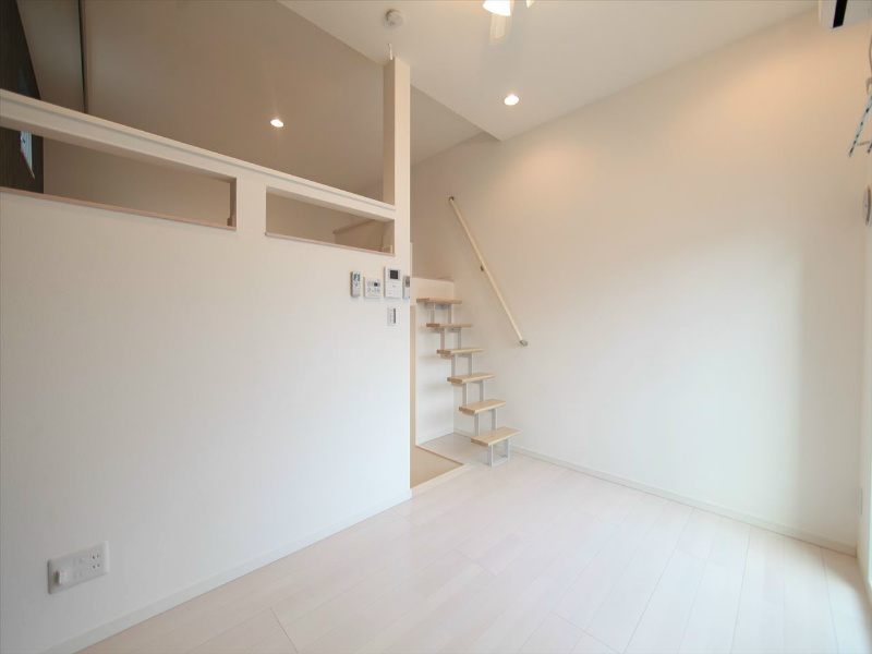 ＳＡＮＣＴＵＡＲＹ（サンクチュアリ） 下階洋室6帖　上階ロフト5.9帖（収納でも部屋でも使えます）