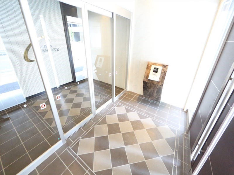ファステート名古屋ラプソティ エントランス　オートロック　宅配ＢＯＸ　防犯カメラ