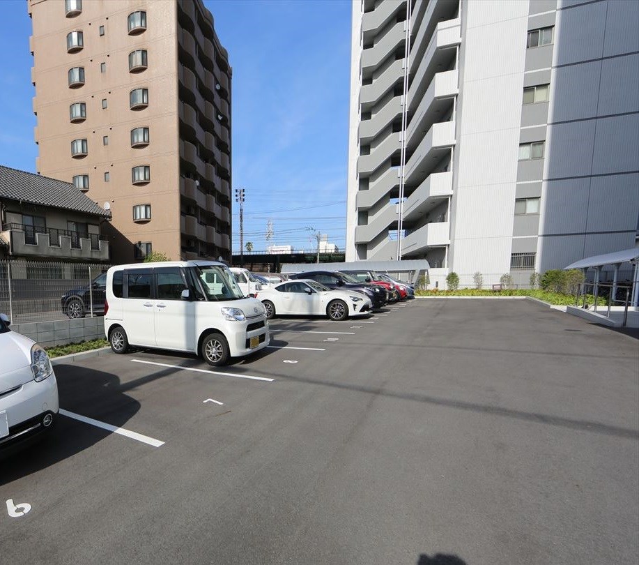 ル・ソレイユ 敷地内平面駐車場