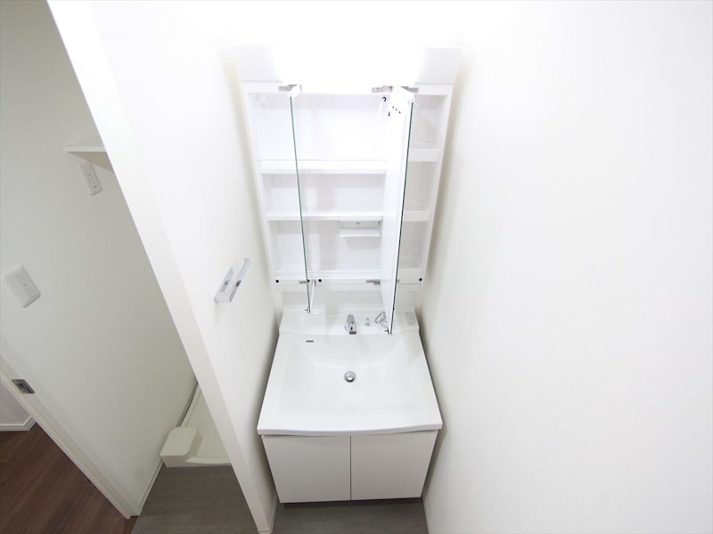 CORNES HOUSE NAGOYA（コーンズハウスナゴヤ） 脱衣所　独立洗面台（シャンプードレッサー付）収納スペース有