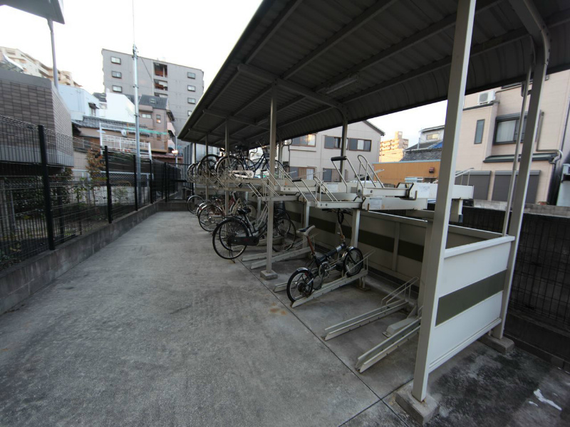 クレセール・サン 屋根付き駐輪場