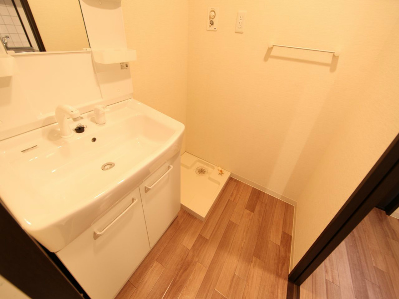 ＴＯＹＯＯＫＡ　ＡＰＡＲＴＭＥＮＴ（トヨオカアパートメント） 脱衣所　独立洗面台（シャンプードレッサー）洗濯機用意できます