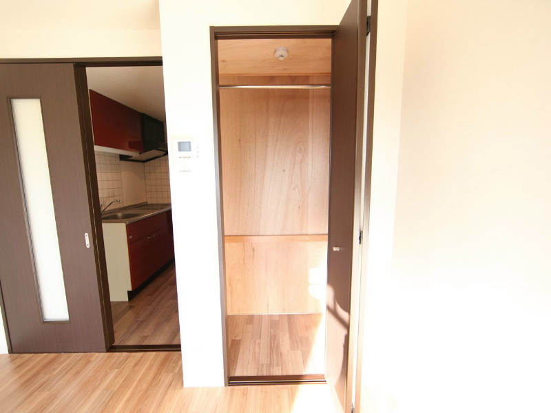 ＴＯＹＯＯＫＡ　ＡＰＡＲＴＭＥＮＴ（トヨオカアパートメント） クローゼット（収納充実してます）