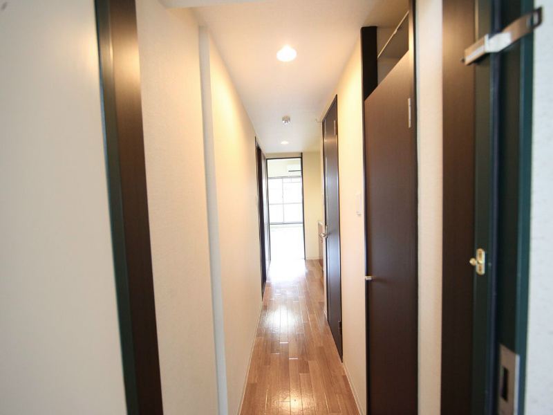 ＴＯＹＯＯＫＡ　ＡＰＡＲＴＭＥＮＴ（トヨオカアパートメント） 玄関　シューズボックス付（収納充実してます）