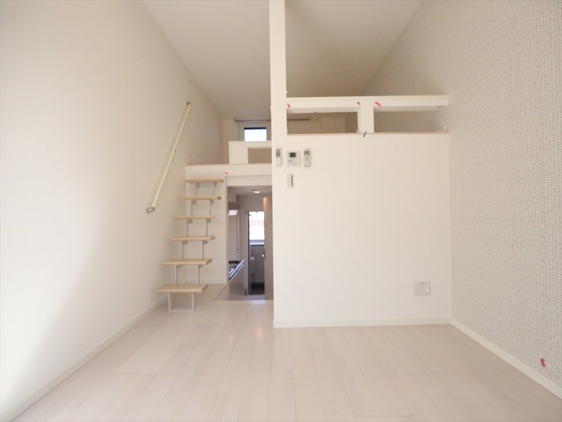 Ｌｏｆｔ9金山 洋室6.4帖　ロフト5.7帖（収納にも寝室にも使えます）