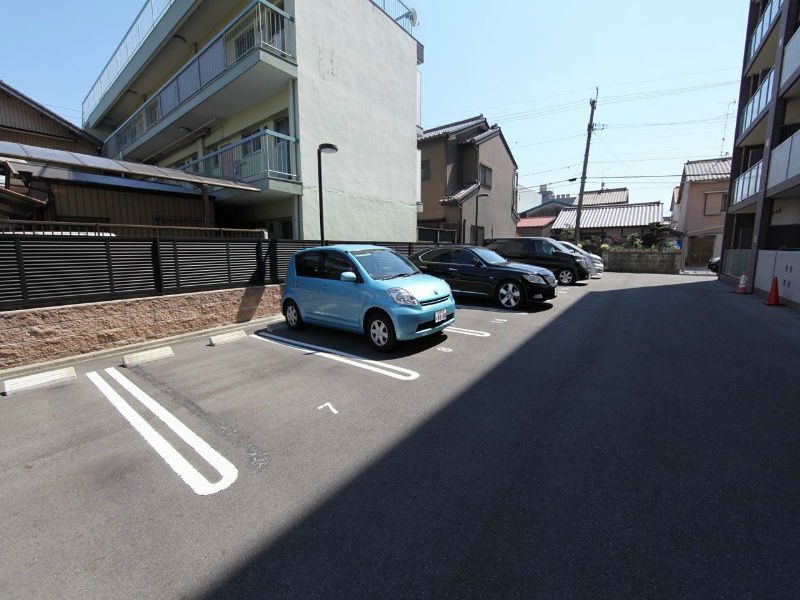 プリムヴェール 敷地内駐車場付