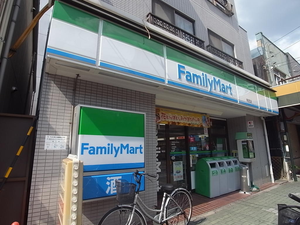 ＴＲＩＵＭＰＨ名駅(トライアンフ名駅) ファミリーマート 則武店 (コンビニ)