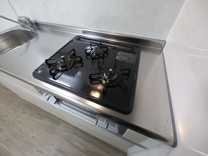 プレスティ則武 システムキッチン　3口ガスコンロ　グリル付