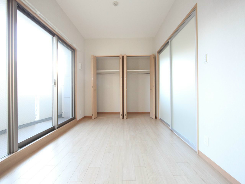 プレミアマルシェ白壁 洋室7.1帖　クローゼット付（収納充実してます）