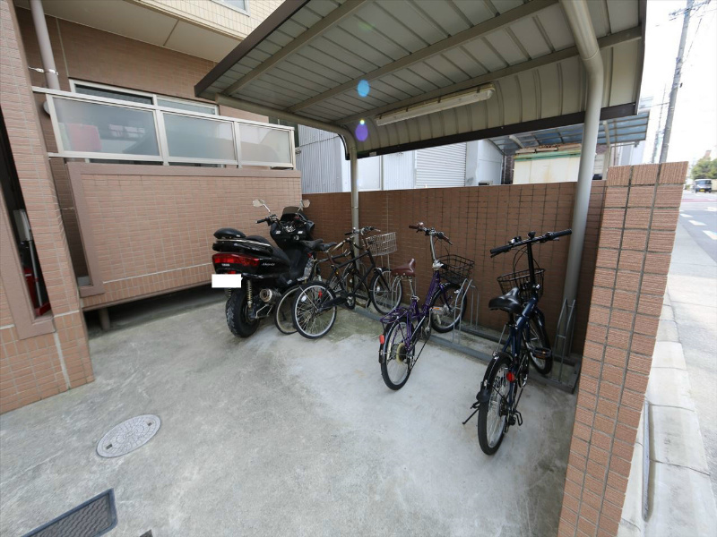 シャルマン砂田 屋根付き駐輪場有り