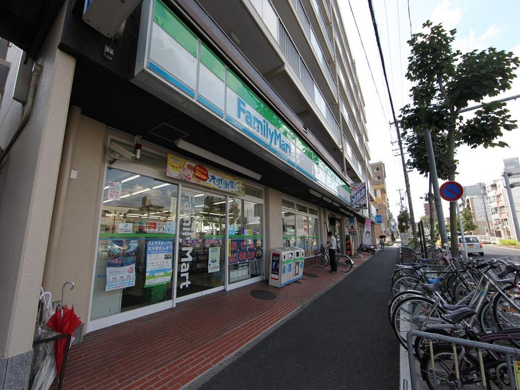 FAMILY STAGE川名I（ファミリーステージ川名I） ファミリーマート 川名駅前店 (コンビニ)