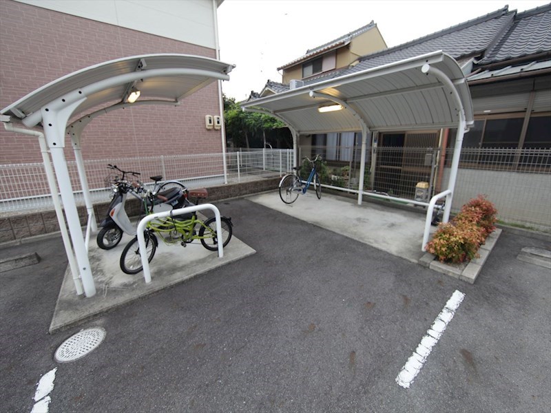 マ・メゾン 屋根付き駐輪場