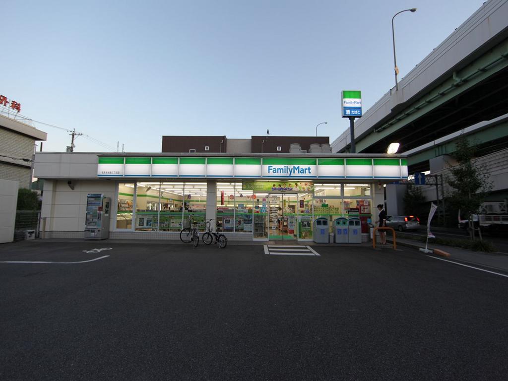 クラルテ8 ファミリーマート 名南本地通三丁目店 (コンビニ)