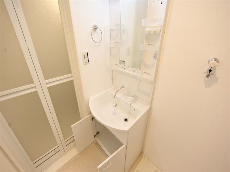 アルバーノ鶴舞Ｒｉｃｃｏ 脱衣所　独立洗面台（シャンプードレッサー付）収納スペース有