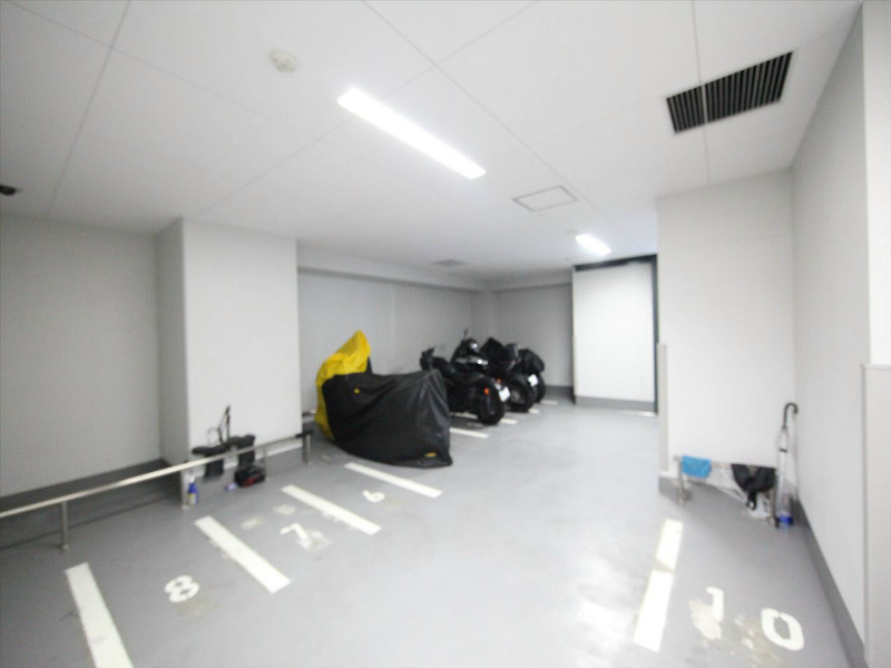 プラウドタワー覚王山 屋根付バイク置き場