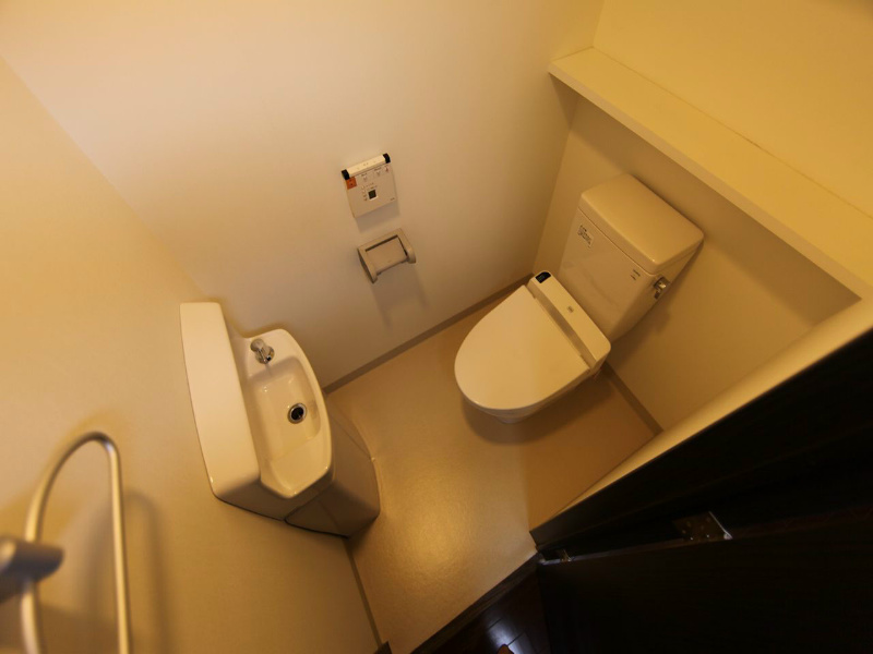 ビオラ名駅西 温水洗浄暖房便座付トイレ　手洗付