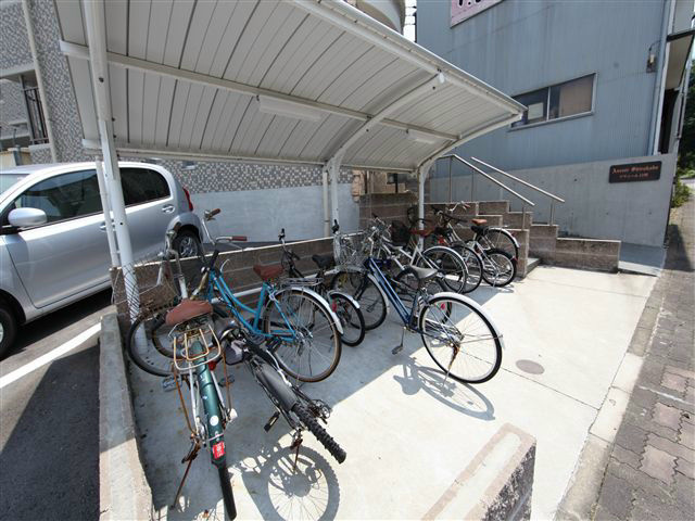 アヴニール白壁 屋根付駐輪場あり