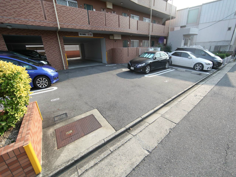 プリミエール松園 敷地内平面駐車場