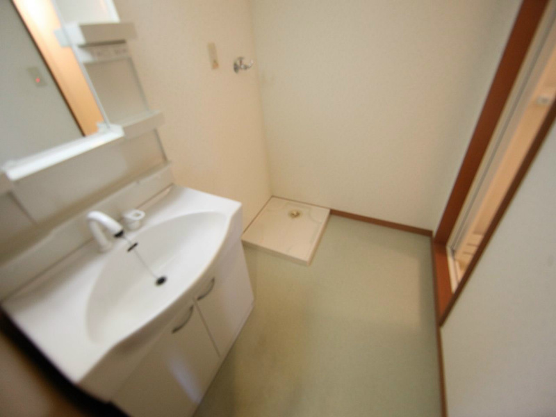 プリミエール松園 脱衣所　独立洗面台（シャンプードレッサー付）室内洗濯機置き場