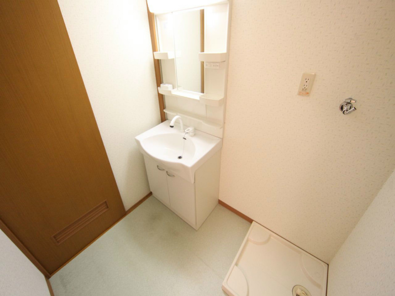 プリミエール松園 脱衣所　独立洗面台（シャンプードレッサー付）収納スペース有
