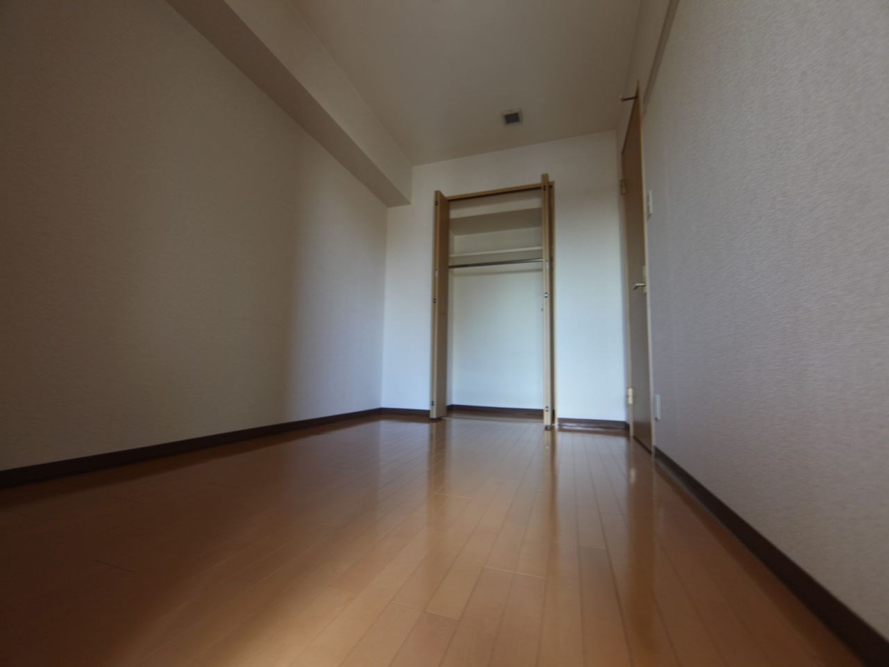 サンマール金山南 洋室5.1帖　クローゼット付（収納充実してます）