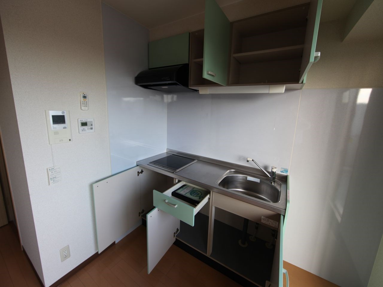 サンマール金山南 システムキッチン（ＩＨ2口コンロ付）