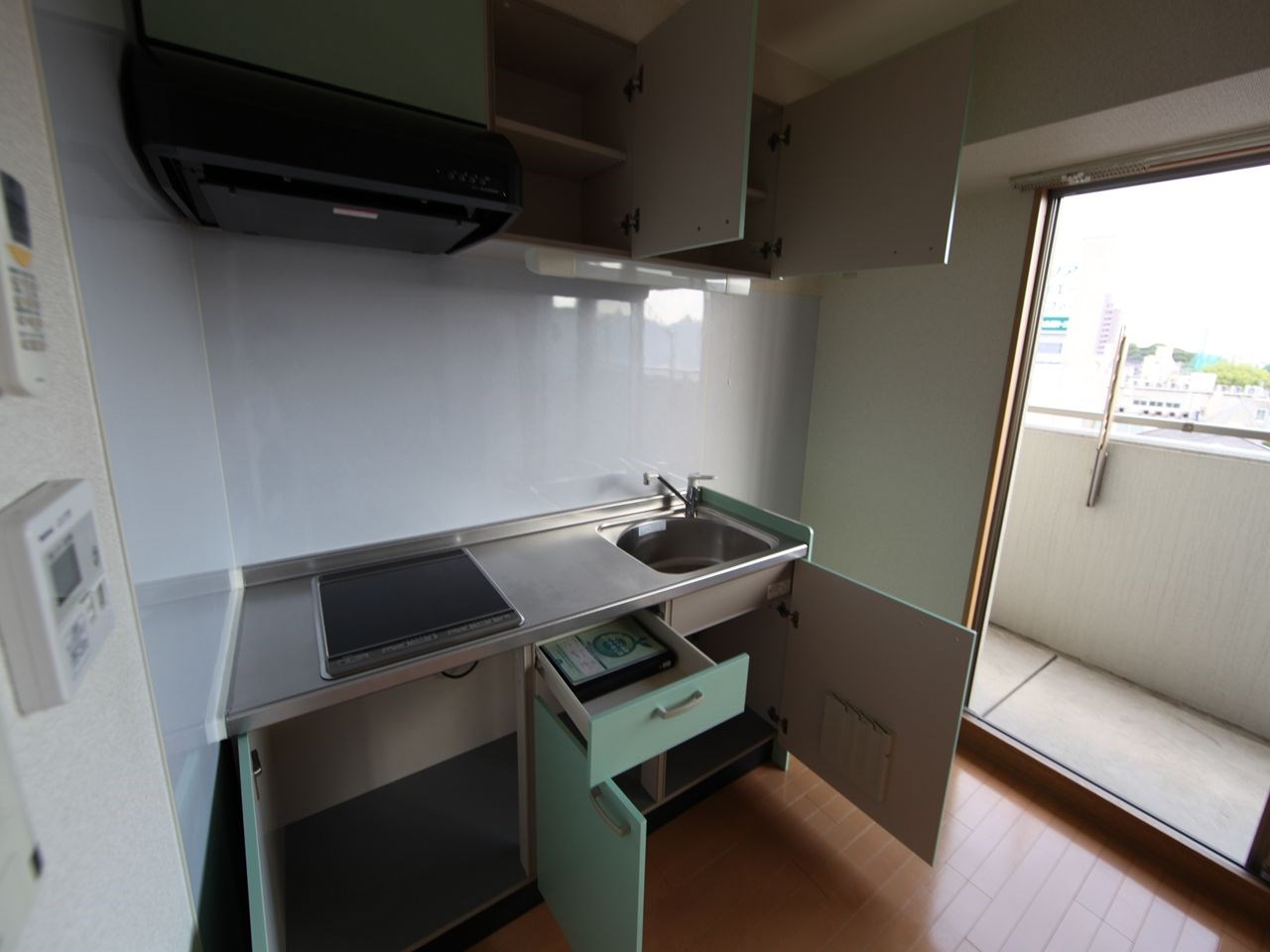 サンマール金山南 システムキッチン（ＩＨ2口コンロ付）