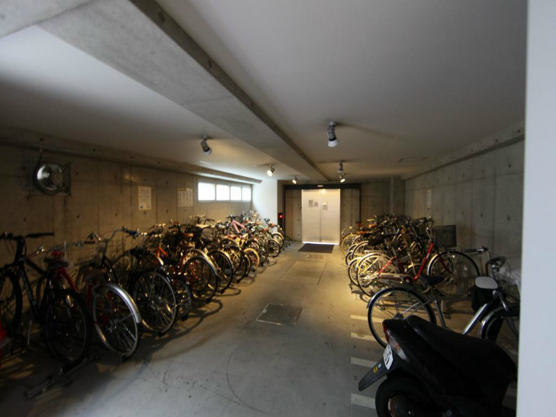 泉アパートメント 屋根付駐輪場　バイク置場