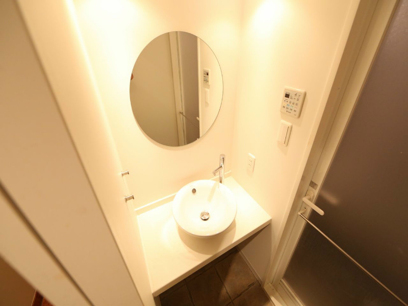 泉アパートメント 脱衣所　デザイン独立洗面台　洗濯機ご用意できます