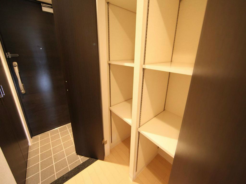 レジディア白壁 玄関にある収納棚