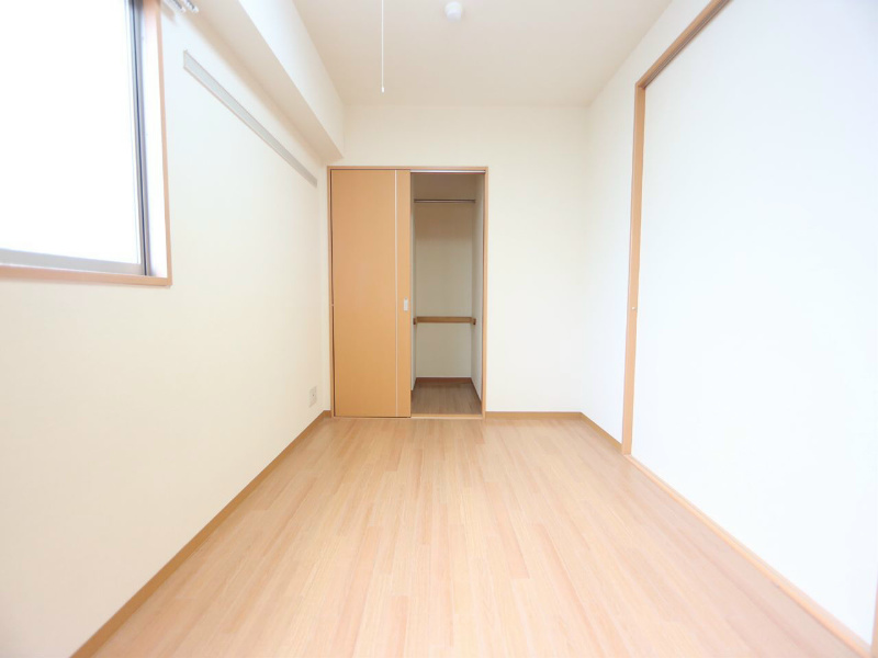 ロア金山 洋室5.8帖　ウォークインクローゼット付（収納充実してます）