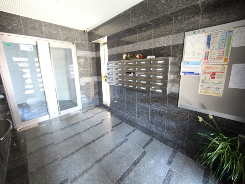 ロア金山 エントランス　防犯カメラ付　オートロック付
