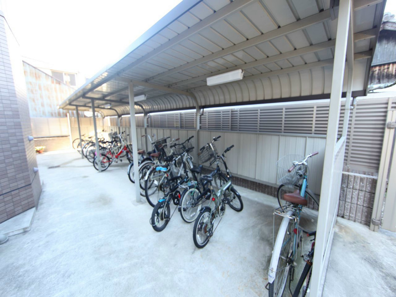 ロア金山 屋根付駐輪場