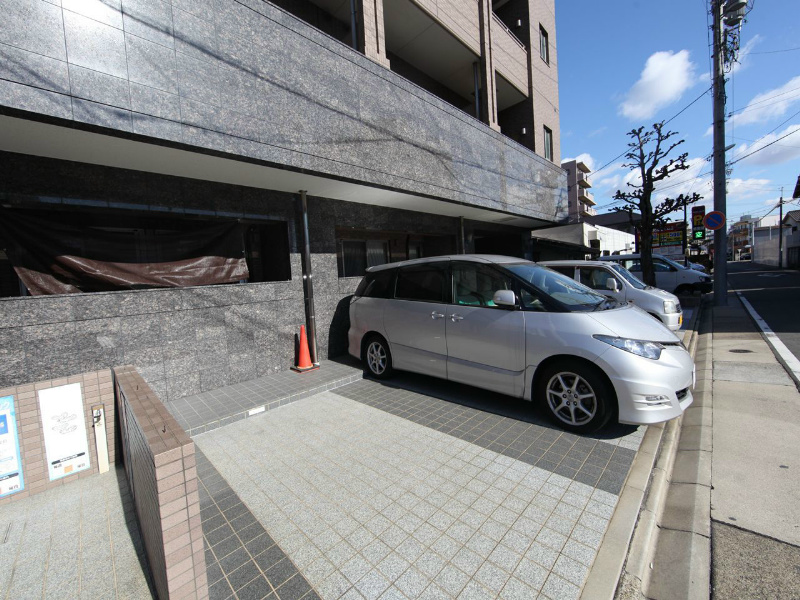 ロア金山 敷地内平置駐車場