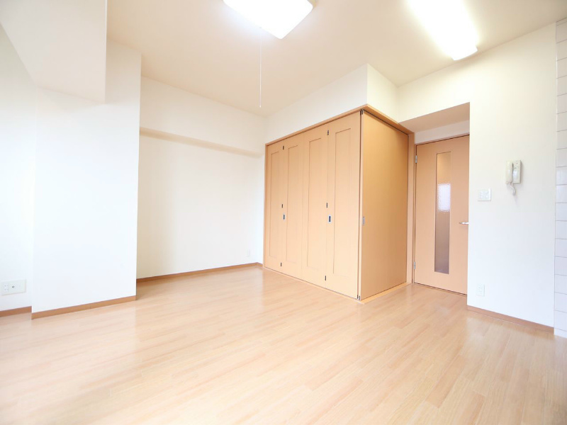 ロア金山 ＬＤＫ12帖  洋室5.8帖とつなげても仕切っても使えます