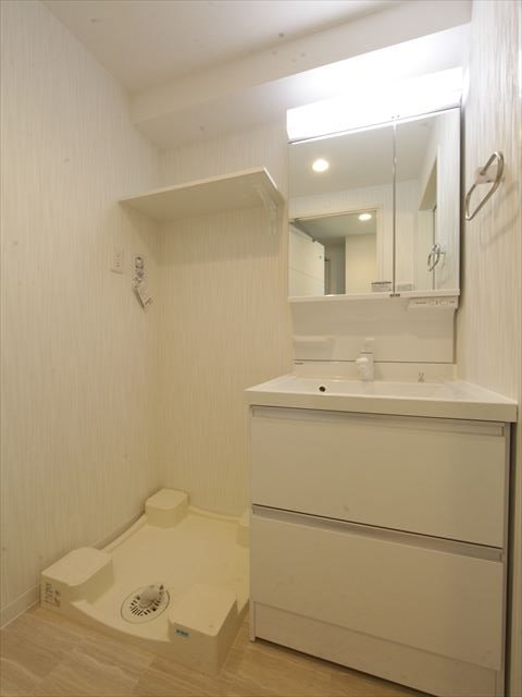 オークスクエア吹上 脱衣所　独立洗面台（シャンプードレッサー付）