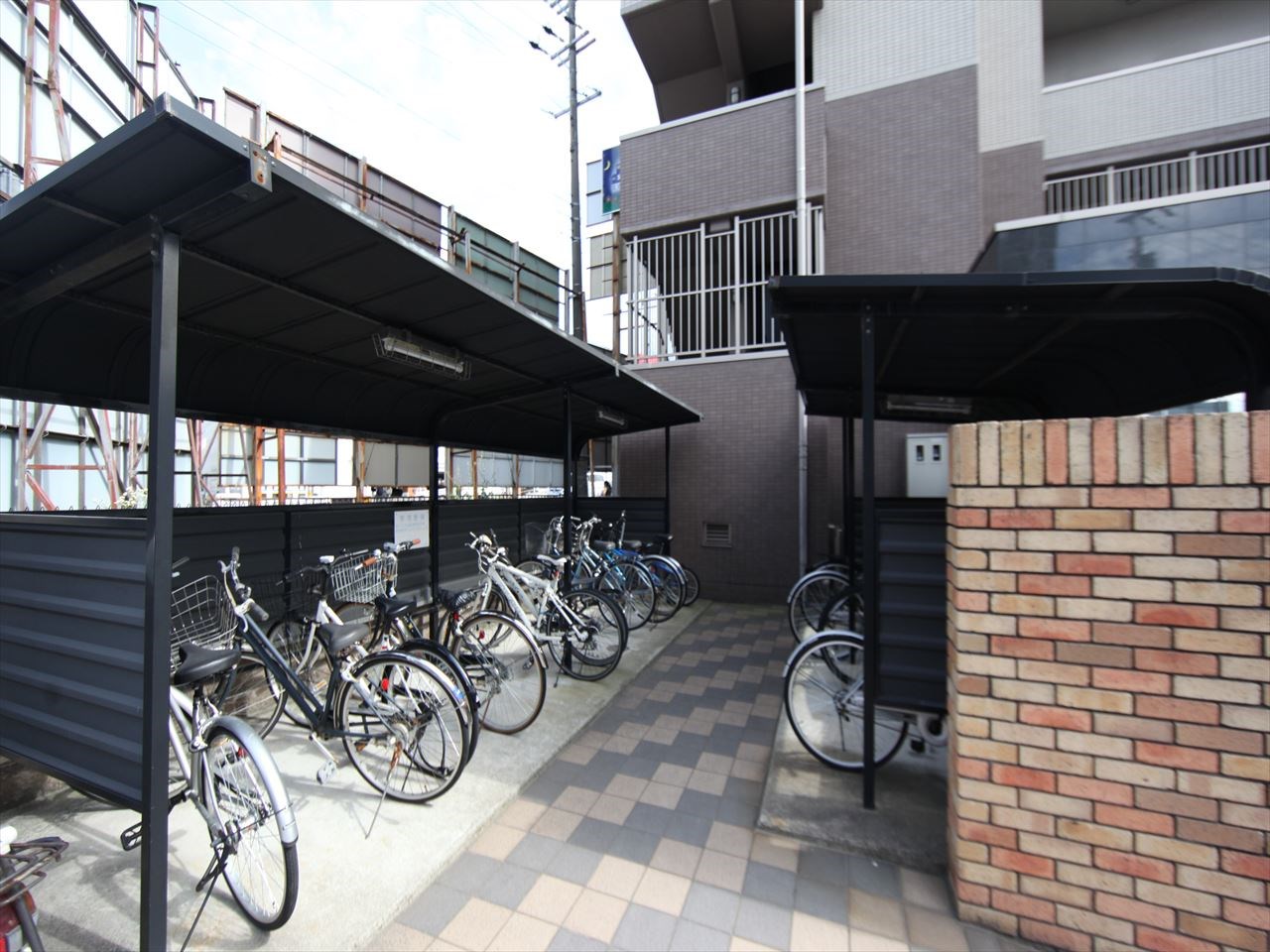 本州守山ビル 屋根付き駐輪場
