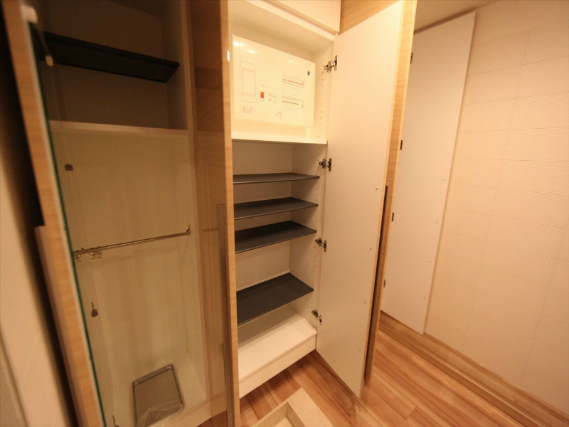 ヴィークタワー名古屋東別院 玄関　シューズボックス付（収納充実してます）