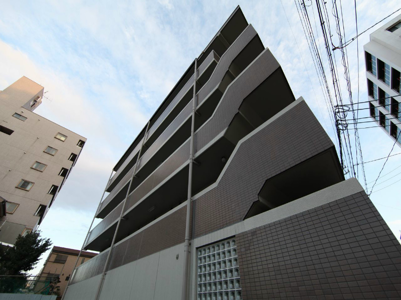 モナークみずほ 外観　屋根付駐輪場有り　敷地内平面駐車場