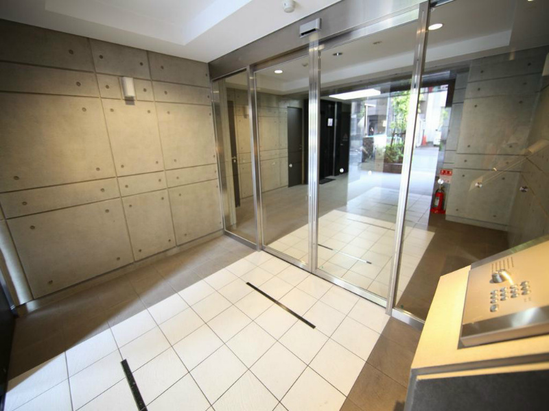 エイペックス名古屋鶴舞公園前 エントランス　オートロック　宅配ＢＯＸ　防犯カメラ　家具家電ご用意できます