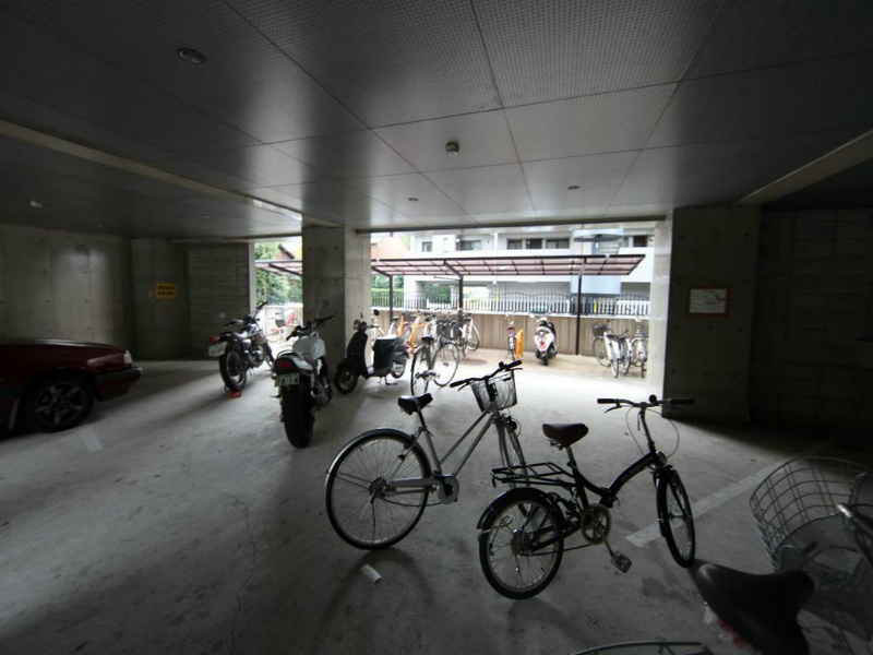 コアパレス 1階部分　屋根付き駐輪場付