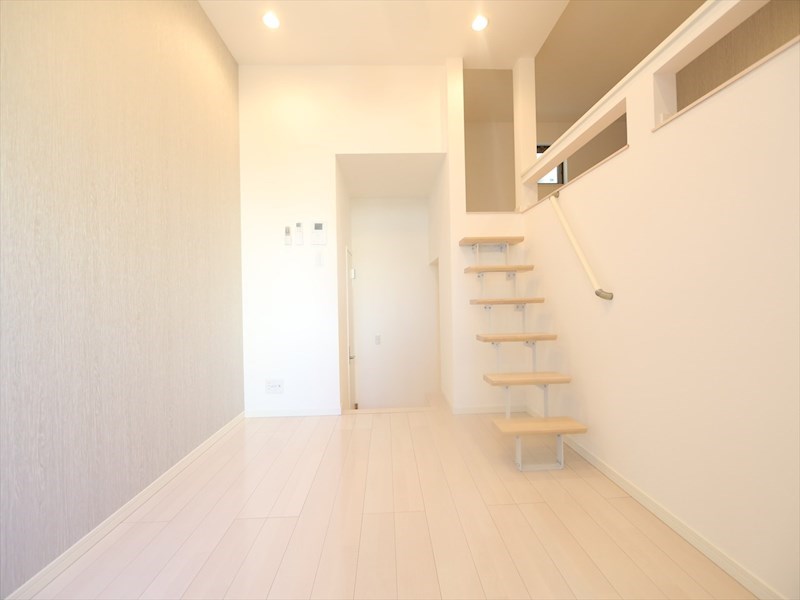 コンフォルタ杉村 洋室6.1帖　上階ロフト6帖（収納でもお部屋でも使えます）