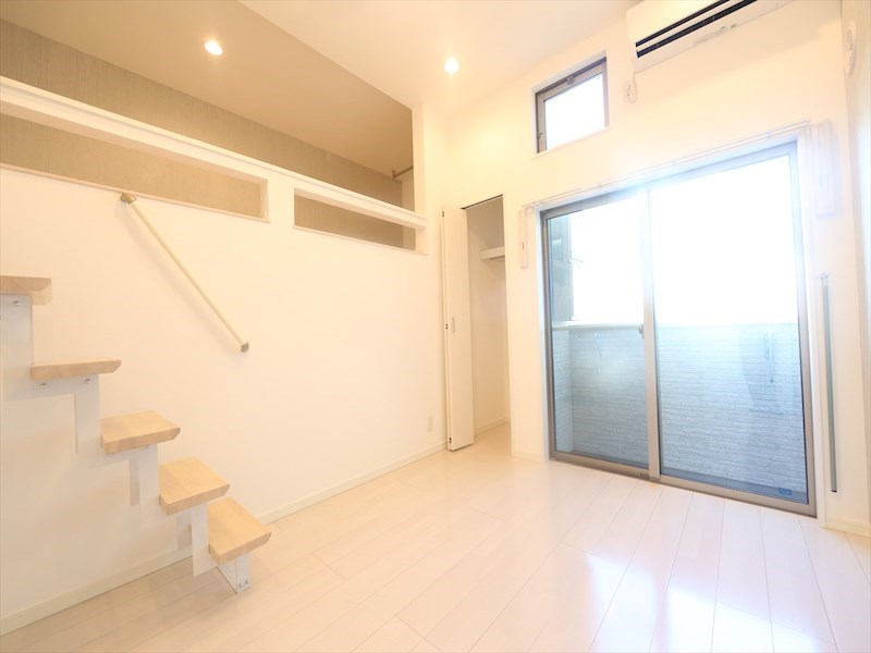コンフォルタ杉村 洋室6.1帖　上階ロフト6帖（収納でもお部屋でも使えます）